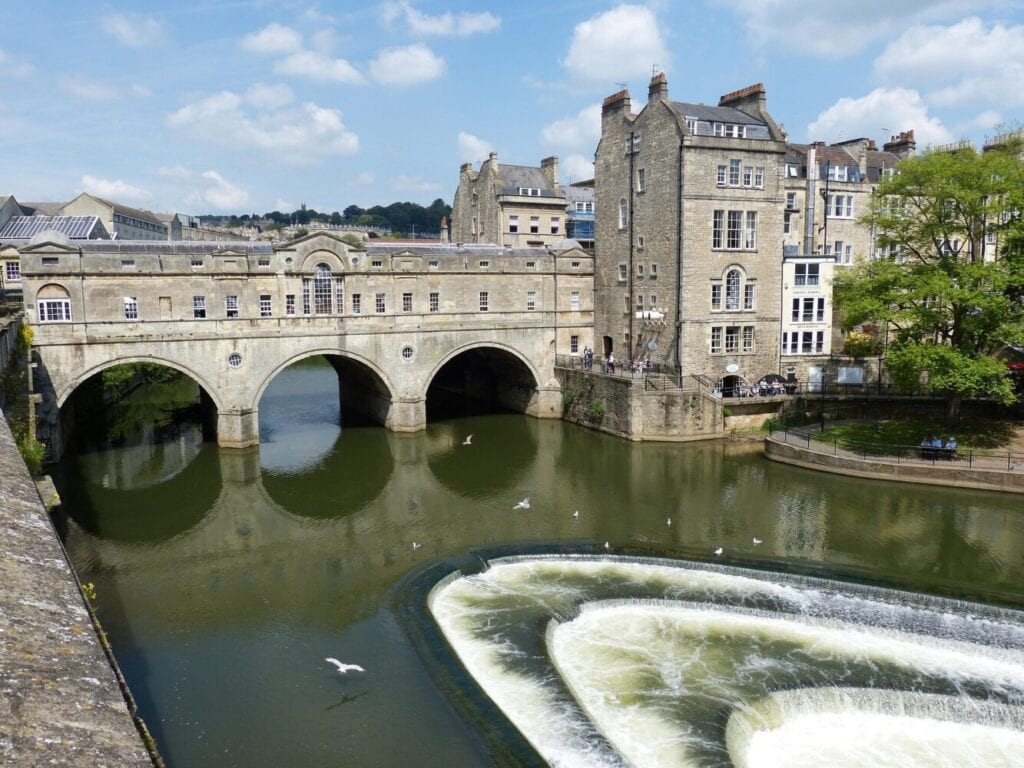 Pulteney Bridge and River Avon in Bath, a must-see attraction in the United Kingdom travel guide.