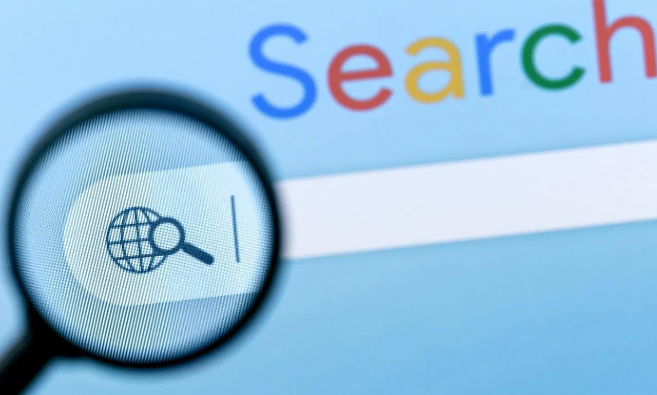 Google search bar with magnifying glass representing Google Flights flight search tool