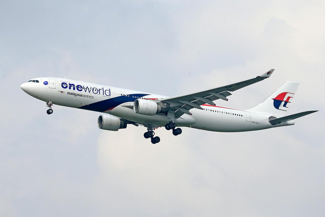 Malaysia Airlines oneworld alliance aircraft landing