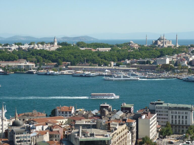 Bosphorus Cruises Istanbul: Routes, Prices & Best Tours (2026)
