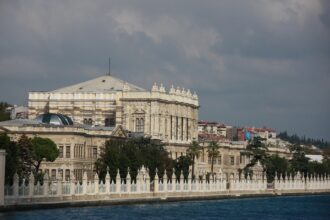 Panoramic view of Istanbul with the Bosphorus, ferries and historic skyline. Used for the Istanbul Tourist Pass comparison page.