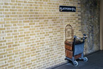 Platform 9¾ Kings Cross London Harry Potter luggage trolley photo spot