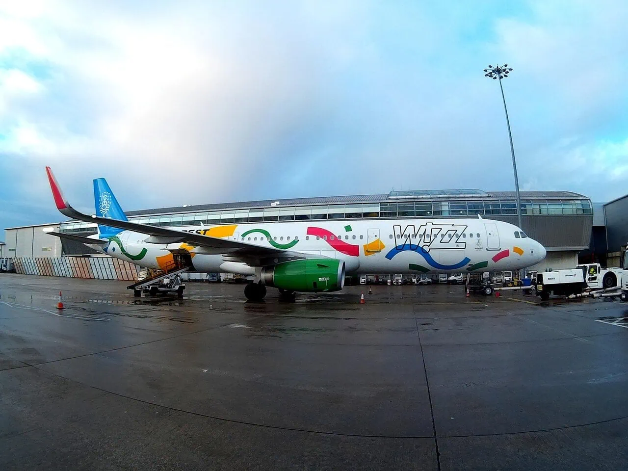 Wizz Air aircraft at London Luton Airport terminal