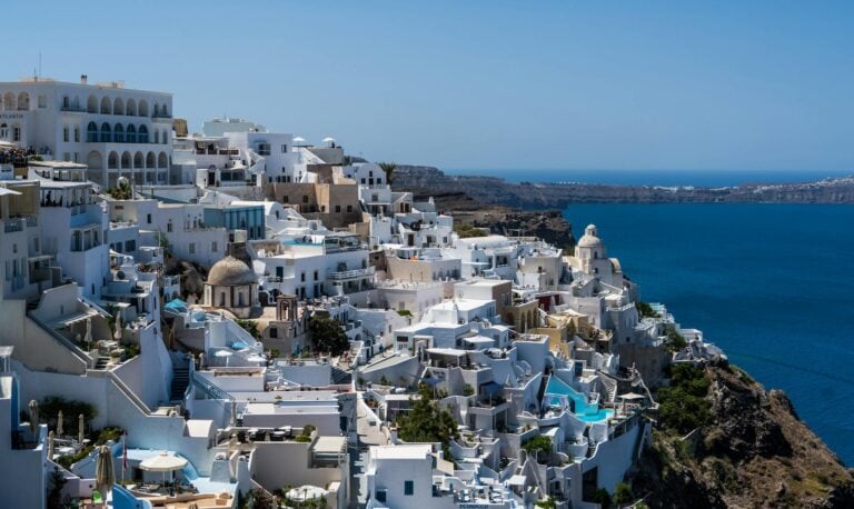 Santorini Travel Guide: Oia, Fira, Beaches & Travel Tips