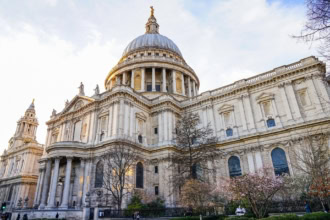 St Paulโs Cathedral London exterior showing the large dome and main entrance