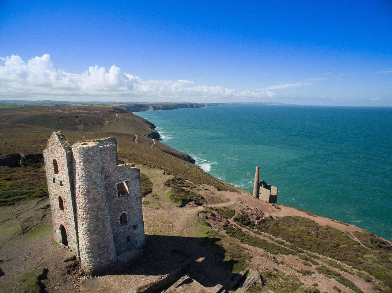 Historic Cornish tin mining ruins and engine house overlooking the Atlantic coast in Cornwall’s UNESCO mining landscape.