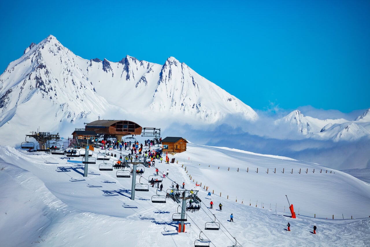 Chairlifts and snowy mountains above Bourg-Saint-Maurice