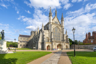 Winchester Cathedral and Southampton transport links for day trips from Southampton