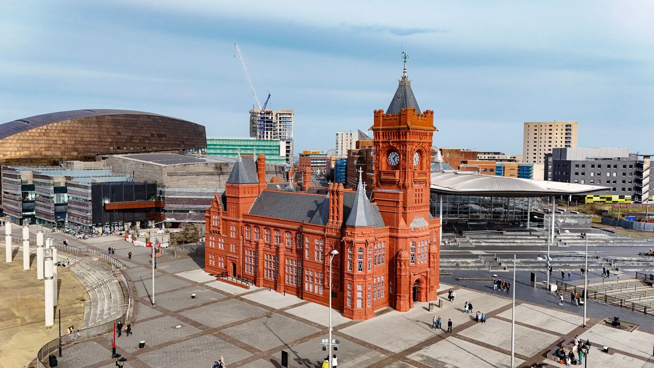 Cardiff Airport transfer options including buses, trains, taxis and private transfers to Cardiff city centre