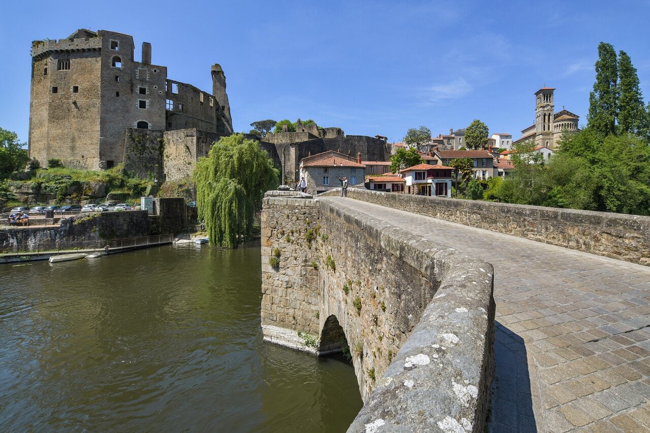 Château de Clisson and the medieval stone bridge spanning the River Sèvre near Nantes, France.