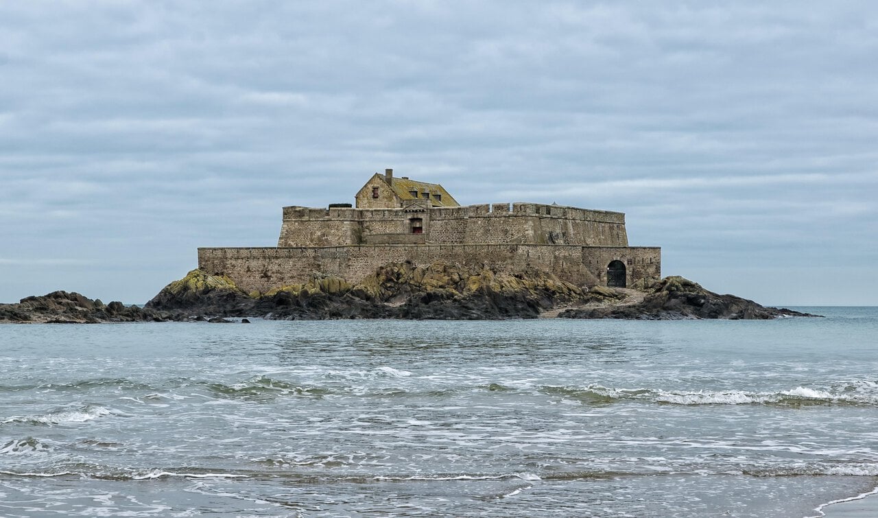 St Malo Ferry Port, Brittany, France - ferry routes and crossing guide