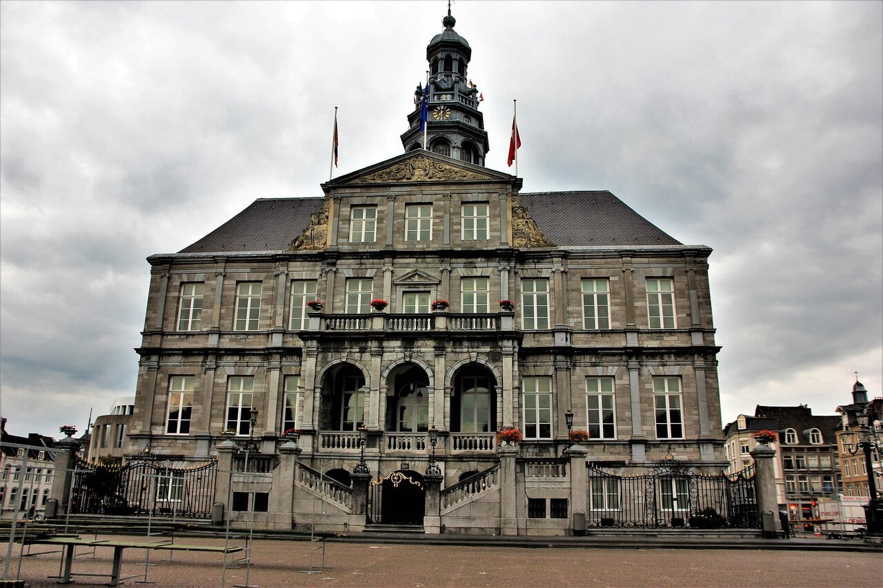 Maastricht airport transfers guide