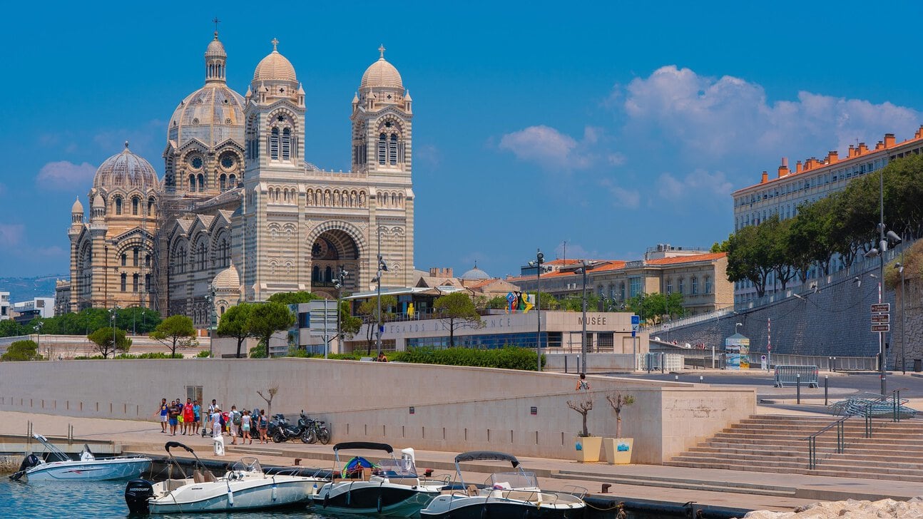 Airport transfer options between Marseille Provence Airport and Marseille city centre