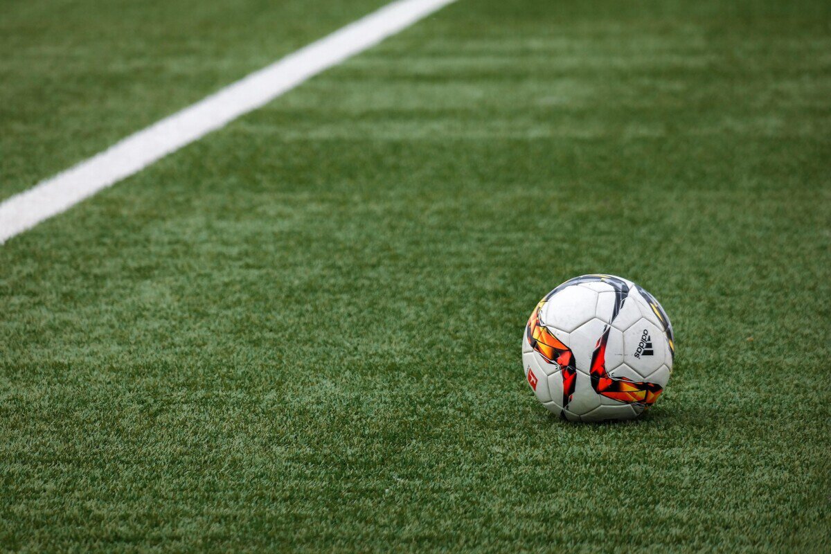 Football on the pitch for the Hanover stadium guide