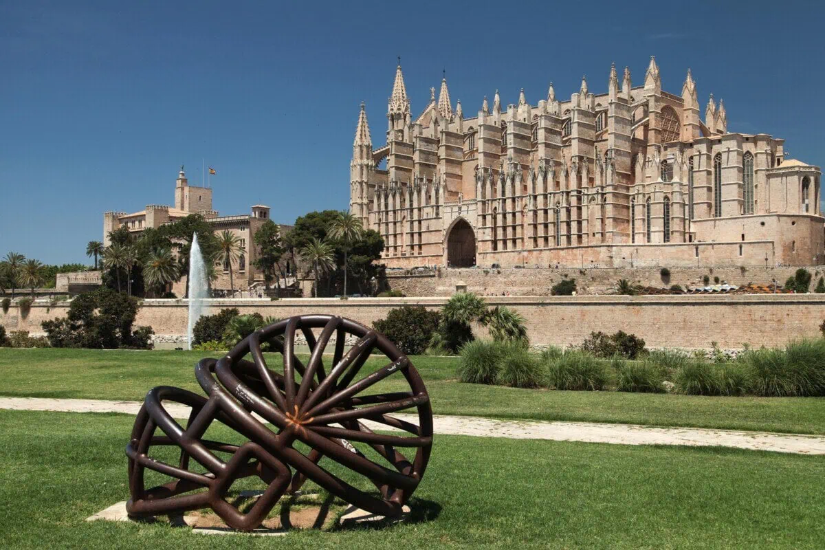Palma Cathedral and Parc de la Mar in Mallorca
